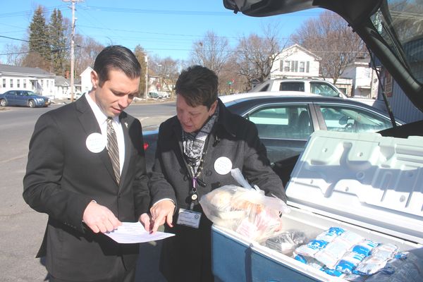 Oswego Mayor Billy Barlow aids OCO Meals on Wheels Program